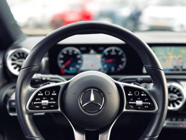 MERCEDES CLASSE A Luxury 180d 2.0L BVA 8G-DCT + Cuir + Sieges AV Chauffant + Instrumentalisions digital  10.25