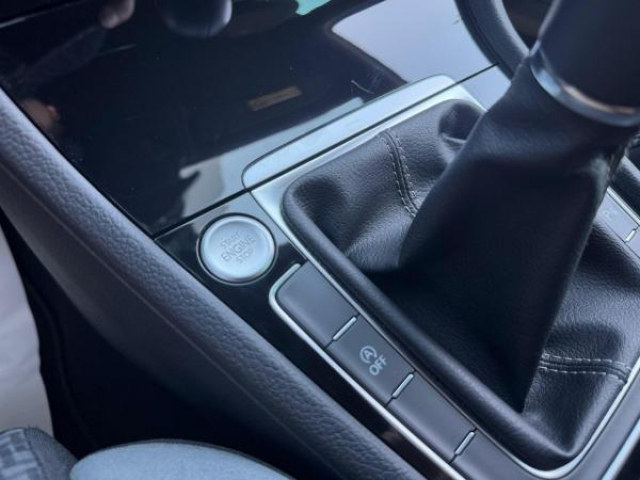 VOLKSWAGEN GOLF R-Line 1.5 TSI 150cv + LED Directionnels + Discover PRO + Digital Cockpit + Alarme