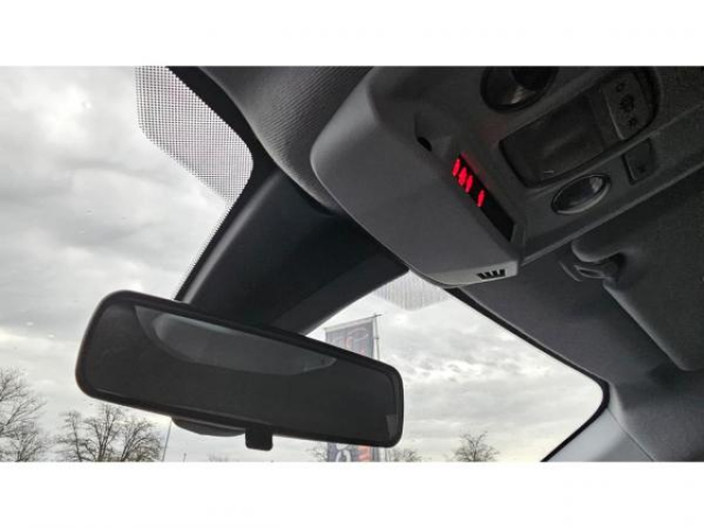 PEUGEOT 208 ACTIVE 1.5 BlueHDi 100cv + Navigation 3D + Aide au stationnement arrière