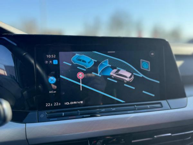 VOLKSWAGEN Golf SW LIFE 1.0 eTSI 110cv DSG7 + Caméra de recul  + Vitres arrière surteintées + RS