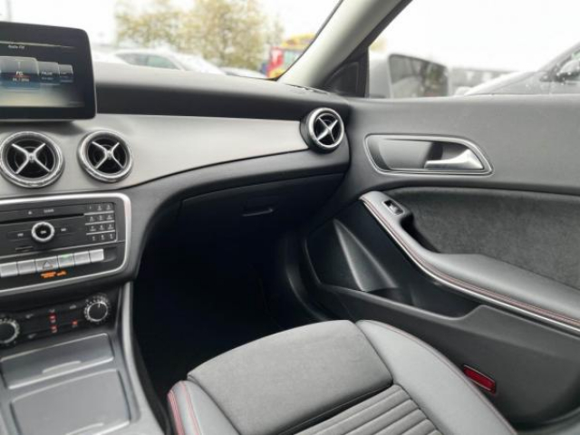 MERCEDES CLA SHOOTING BRAKE CLA 200D 136cv BV7G-DCT + Integration Smartphone + SimiliCuir