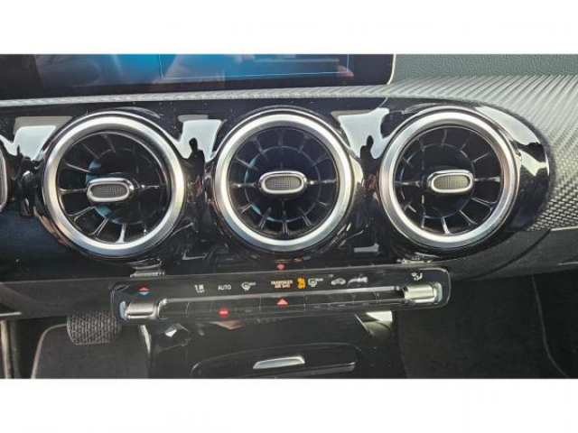 MERCEDES CLASSE A BERLINE BUSINESS LINE 180d 7G-DCT inclus Caméra de recul + SimiliCuir ARTICO + Jantes 16