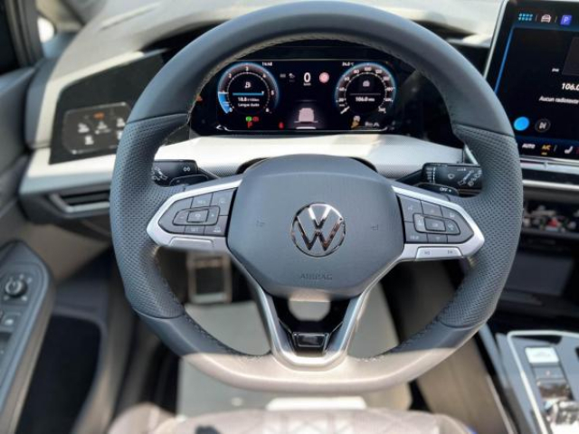 VOLKSWAGEN GOLF R-Line 2.0 TDI 150cv DSG7 + Toit panoramique + JA18 YORK + Pack Hiver + NEUF 0KM