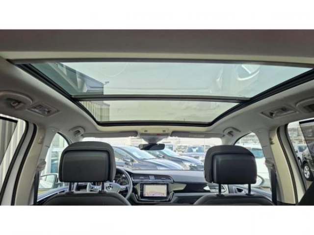 VOLKSWAGEN TOURAN Lounge 2.0 TDI 150cv DSG7 7places + Pack LED directionnel + Toit Ouvrant + Camera de Recul + JA17