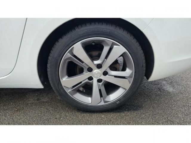 PEUGEOT 308 SW Allure 1.2i PureTech 130cv EAT8 Entretien complet PEUGEOT à jour + Attelage + Jantes 17
