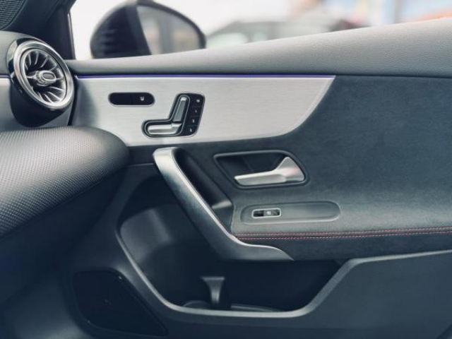 MERCEDES CLASSE A BERLINE AMG Line 200d 8G-DCT + Toit pano + LED Multibeam + Pack Sport Black + Carplay + Sieges AV Elec