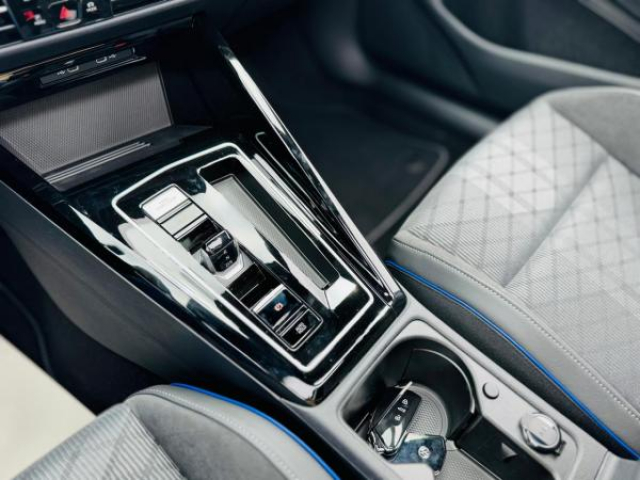 VOLKSWAGEN GOLF R-Line 2.0 TDI 150cv DSG7 + Toit panoramique + JA18 YORK + Pack Hiver + NEUF 0KM