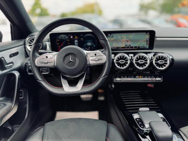 MERCEDES CLASSE A BERLINE AMG Line 200d 8G-DCT + Toit pano + LED Multibeam + Pack Sport Black + Carplay + Sieges AV Elec