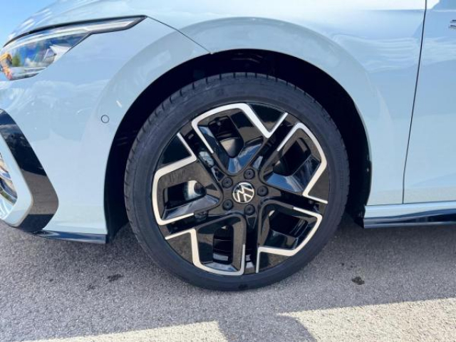 VOLKSWAGEN GOLF R-Line 2.0 TDI 150cv DSG7 + Toit panoramique + JA18 YORK + Pack Hiver + NEUF 0KM