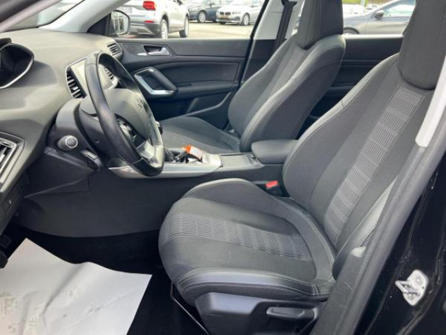 PEUGEOT 308 SW Allure 1.5 BlueHDi 130cv + Toit panoramique + Attelage + JA17