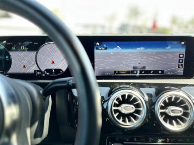 MERCEDES CLA Business Line 180d 7G-DCT + AMG Line int +  Carplay + Sièges av Chauffant 1ere MAIN