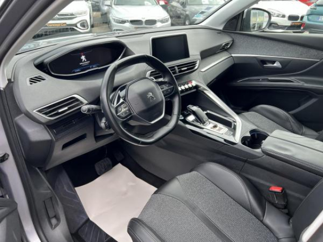 PEUGEOT 5008 Allure 1.6 BlueHDi 120cv EAT6 7places + Full LED + Toit ouvrant + Grip Control + Sieges AV Chauffant