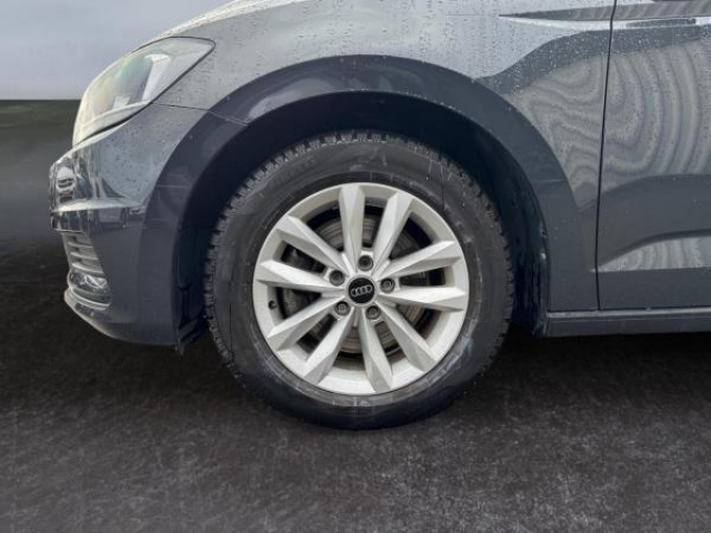 VOLKSWAGEN TOURAN Trendline 2.0 TDI 122cv 7places + Système Navigation Discover Media