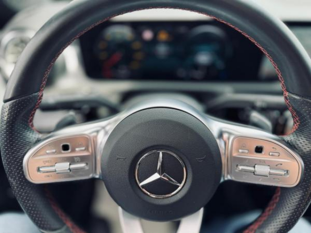 MERCEDES CLASSE A BERLINE AMG Line 200d 8G-DCT + Toit pano + LED Multibeam + Pack Sport Black + Carplay + Sieges AV Elec