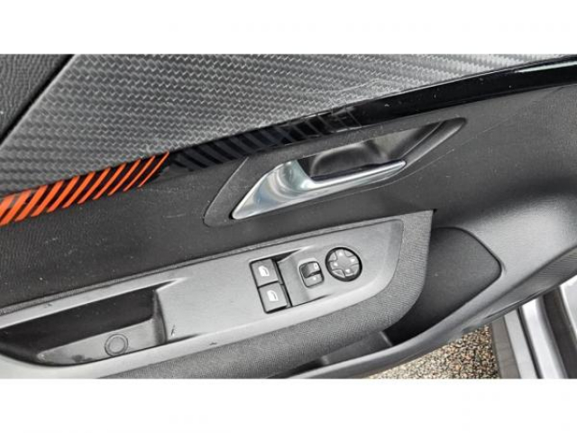 PEUGEOT 208 ACTIVE 1.5 BlueHDi 100cv + Navigation 3D + Aide au stationnement arrière