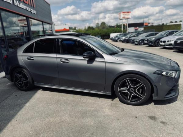MERCEDES CLASSE A BERLINE AMG Line 200d 8G-DCT + Toit pano + LED Multibeam + Pack Sport Black + Carplay + Sieges AV Elec