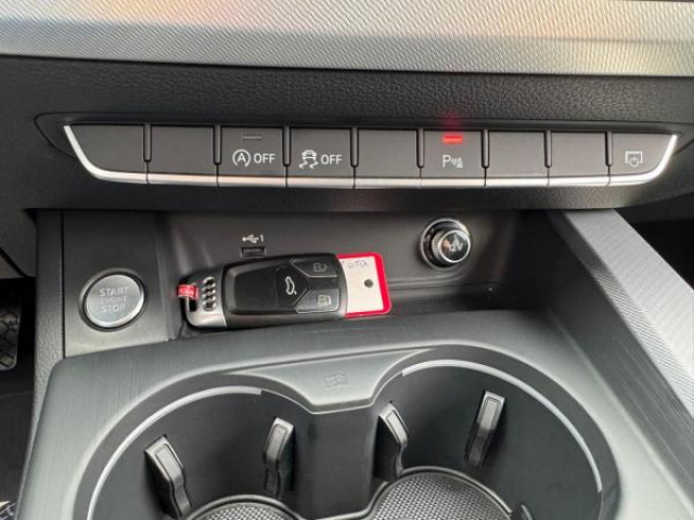 AUDI A4 AVANT S line 2.0 TDI 150cv S-tronic + TOIT PANO + Bang & Olufsen + CAMERA DE RECUL + ATTELAGE ELEC
