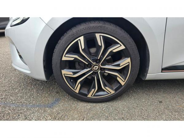 RENAULT CLIO Lutecia 1.0Tce 90cv X-Tronic + GPS avec écran 9,3 + Camera de Recul + JA17 + RS
