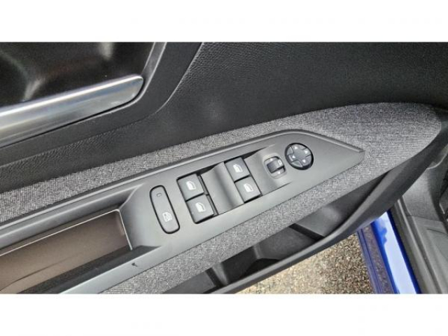 PEUGEOT 3008 Active 1.5 BlueHDi 130cv + Pack City 1 + Barre de toit + Navigation 3D