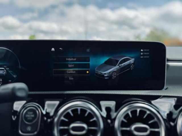 MERCEDES CLASSE A BERLINE AMG Line 200d 8G-DCT + Toit pano + LED Multibeam + Pack Sport Black + Carplay + Sieges AV Elec