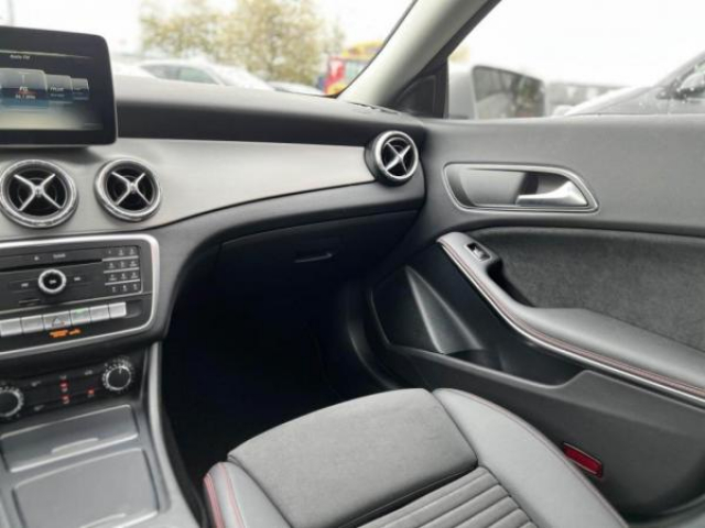 MERCEDES CLA SHOOTING BRAKE CLA 200D 136cv BV7G-DCT + Integration Smartphone + SimiliCuir