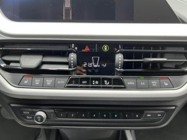 BMW SERIE 1 Advantage Pack 116dA 116cv + Sièges avant chauffants + Attelage