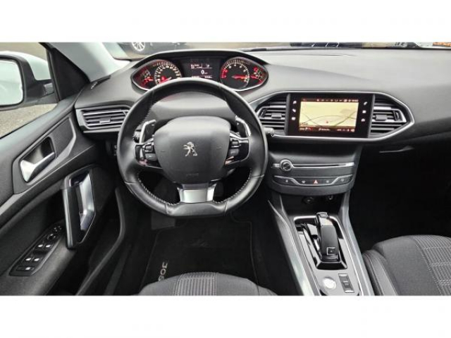 PEUGEOT 308 SW Allure 1.2i PureTech 130cv EAT8 Entretien complet PEUGEOT à jour + Attelage + Jantes 17