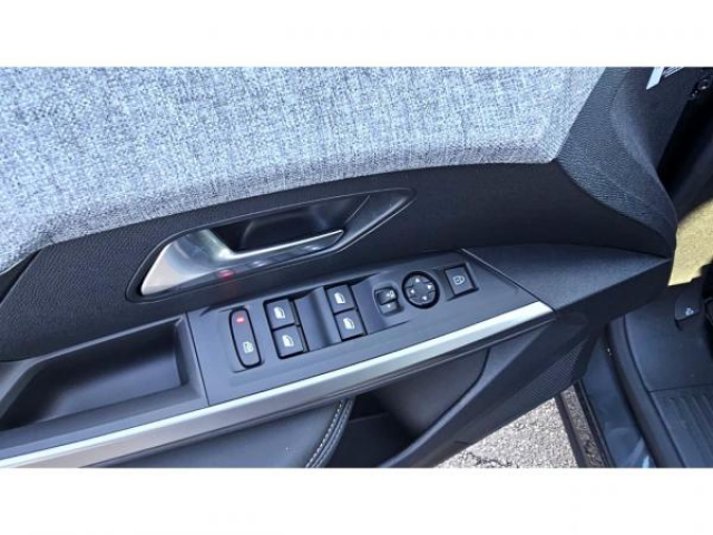 PEUGEOT 5008 Allure Hybrid 145cv e-DCS6 7 Places + Pack Panoramic Navigation + NEUF 0KM