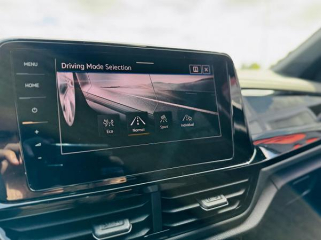 VOLKSWAGEN T-ROC R-Line 2.0 TDI 150cv DSG7 + Matrix LED + Attelage + Pack Black + Pack Easy open + 4 Jantes HIVER