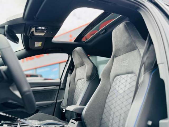 VOLKSWAGEN GOLF R-Line 2.0 TDI 150cv DSG7 + Toit panoramique + JA18 YORK + Pack Hiver + NEUF 0KM