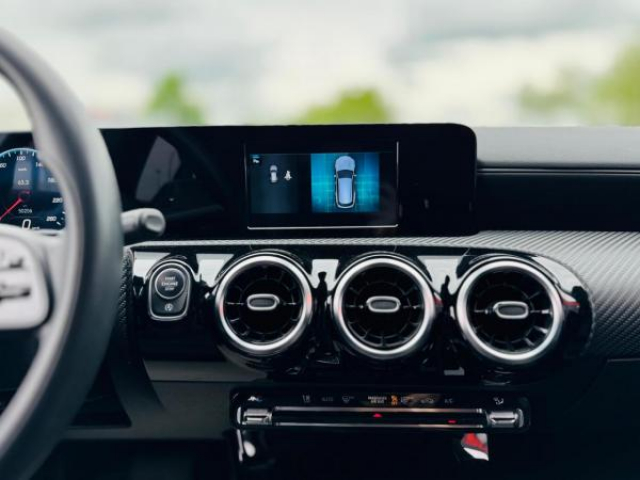 MERCEDES CLA SHOOTING BRAKE Business 180D BV 7G-DCT + Intérieur Cuir + Sièges avant chauffants + Attelage  + JA 18