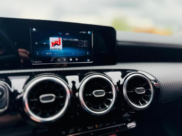 MERCEDES CLA SHOOTING BRAKE Business 180D BV 7G-DCT + Intérieur Cuir + Sièges avant chauffants + Attelage  + JA 18