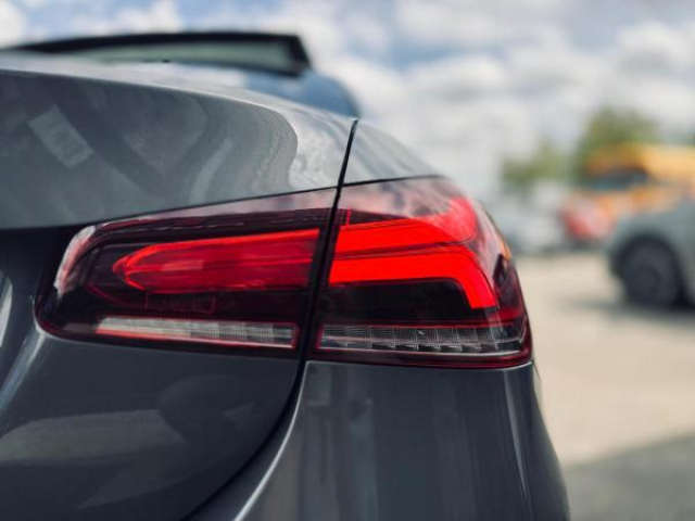 MERCEDES CLASSE A BERLINE AMG Line 200d 8G-DCT + Toit pano + LED Multibeam + Pack Sport Black + Carplay + Sieges AV Elec